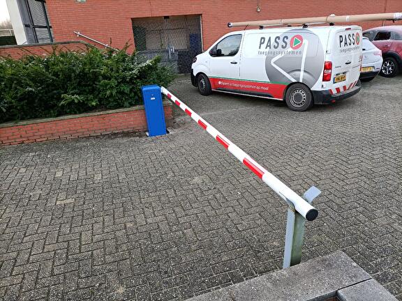 lang slagboom met opvangpaal