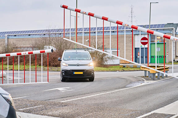 Slagboom met rok geleverd door PASS toegangssystemen