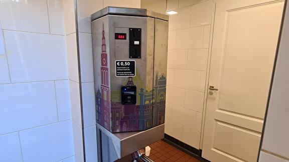 Amsterdamse stijl Bouma toiletten voorzien van toiletbetaalsysteem