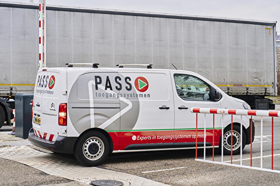 Slagboom met rok geleverd door PASS toegangssystemen