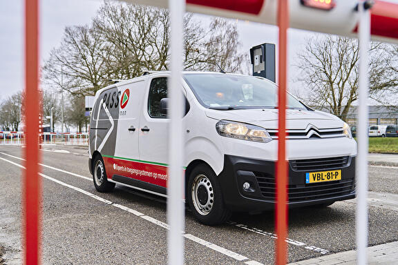Slagboom met rok geleverd door PASS toegangssystemen