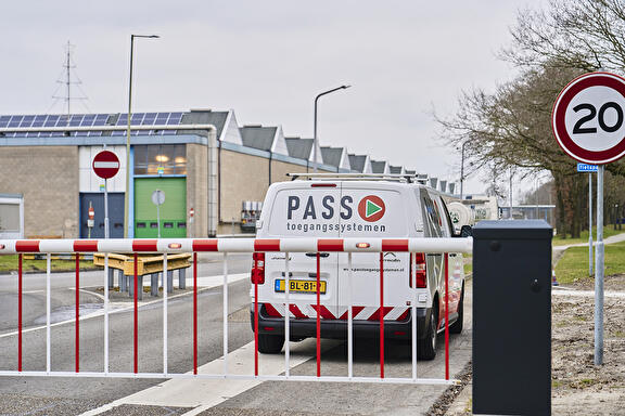 Slagboom met rok geleverd door PASS toegangssystemen