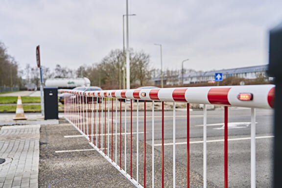 Slagboom met rok geleverd door PASS toegangssystemen