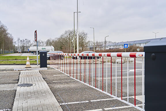 Slagboom met rok geleverd door PASS toegangssystemen